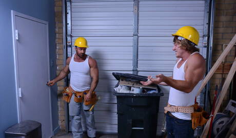 Il bel fusto del porno americano Tom Faulk e il bel orso Brad Kalvo posano nudi e mostrano un bel culo