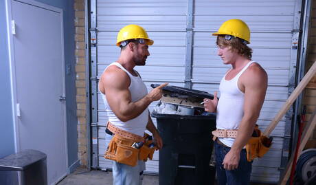 Amerikaanse pornosterren, knappe Tom Faulk en hete beer Brad Kalvo poseren naakt en laten hun mooie kont zien