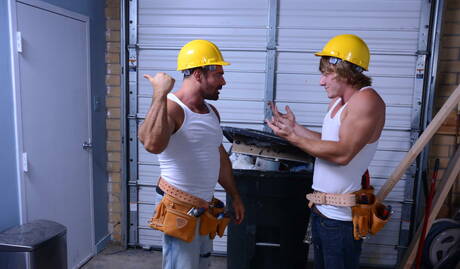 Il bel fusto del porno americano Tom Faulk e il bel orso Brad Kalvo posano nudi e mostrano un bel culo