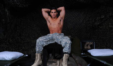 セクシーなアメリカ人の男、トム・フォークとたくましい男のトファー・ディ・マッジョがお互いを吸ったりファックしたりしている