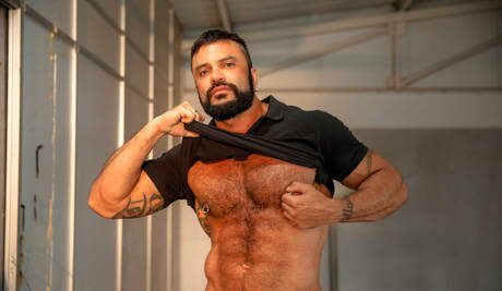 Gabriel Vanderloo und der heiße australische Bär Rogan Richards lutschen und vögeln sich gegenseitig