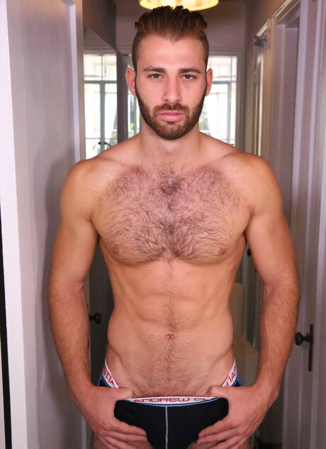 漂亮的美國男人水獺Jarec Wentworth和粗壯的男人Landon Conrad在熱辣的屁股上做愛