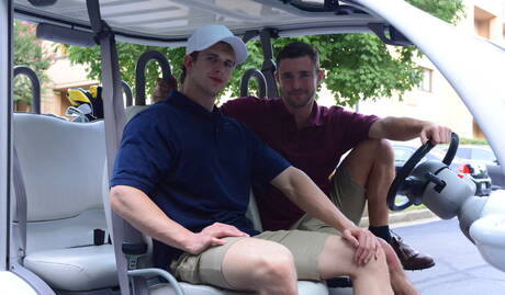 Netter amerikanischer Junge, der attraktive Colt Rivers und der Superhengst Cameron Foster in einer heißen Homosexuellen-Szene draußen