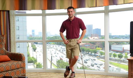 Netter amerikanischer Junge, der attraktive Colt Rivers und der Superhengst Cameron Foster in einer heißen Homosexuellen-Szene draußen