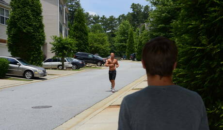 Der amerikanische Hengst Johnny Rapid und der junge Dustin Tyler haben draußen guten Analsex