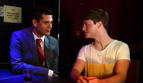 Dobrze zbudowany Mickey Taylor i przystojniak Colby Parker mają gorącą scenę miłosną