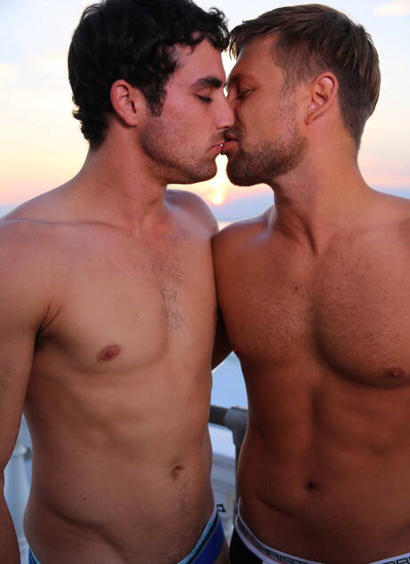 Der nette amerikanische Muskelprotz Bobby Clark und der haarige Hengst Jack King haben heißen Analsex am Strand