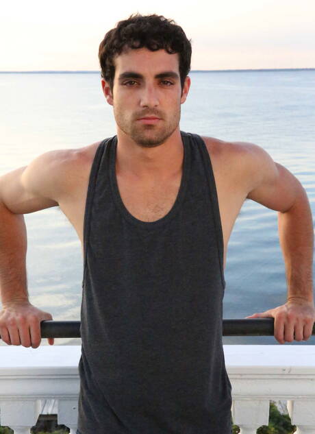 Der nette amerikanische Muskelprotz Bobby Clark und der haarige Hengst Jack King haben heißen Analsex am Strand