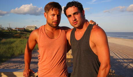 Der nette amerikanische Muskelprotz Bobby Clark und der haarige Hengst Jack King haben heißen Analsex am Strand