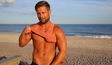 Der nette amerikanische Muskelprotz Bobby Clark und der haarige Hengst Jack King haben heißen Analsex am Strand