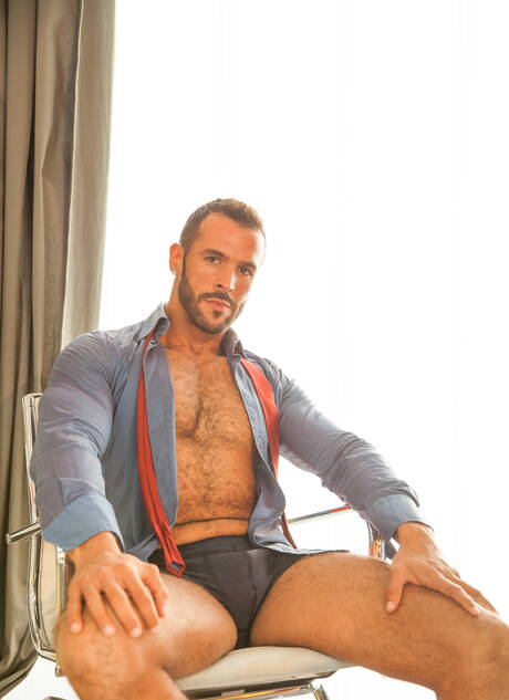 Le costaud latino Flex et l