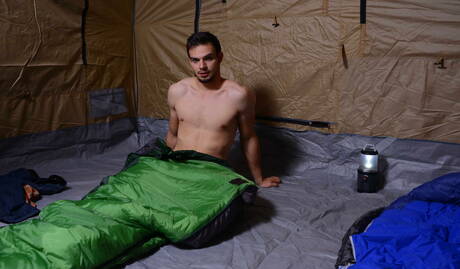 Heiße Amerikaner, Hengst Jason Maddox und Schönling Brenner Bolton ficken Arsch nach dem Saugen im Freien