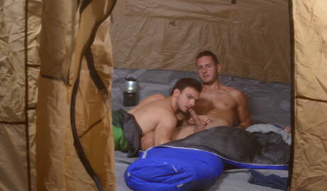 Heiße Amerikaner, Hengst Jason Maddox und Schönling Brenner Bolton ficken Arsch nach dem Saugen im Freien