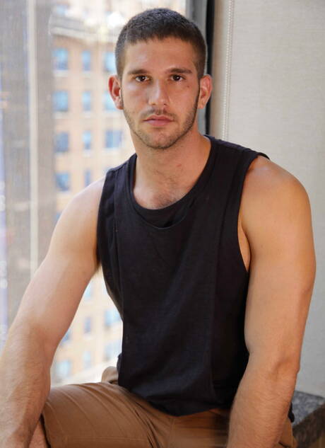 Due tizi americani, il muscoloso Ricky Decker e il peloso Jimmy Fanz, fanno sesso anale con il fisting