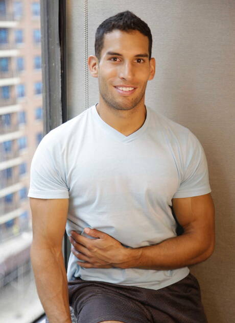 Zwei amerikanische Kerle, der bullige Ricky Decker und der haarige Hengst Jimmy Fanz, haben Analsex mit Fisting