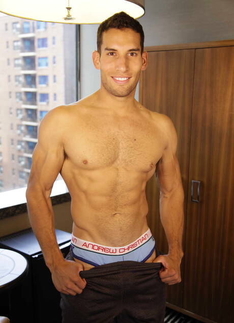 Zwei amerikanische Kerle, der bullige Ricky Decker und der haarige Hengst Jimmy Fanz, haben Analsex mit Fisting