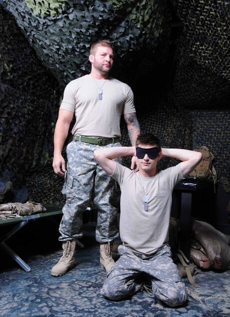 素敵なアメリカ人の仲間、マッチョのジョニー・ラピッドとゲイのクマのコルビー・ジャンセンはお互いを愛しています