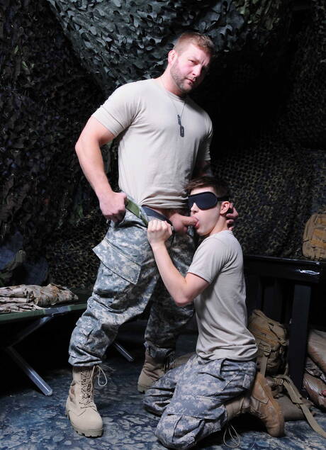 素敵なアメリカ人の仲間、マッチョのジョニー・ラピッドとゲイのクマのコルビー・ジャンセンはお互いを愛しています