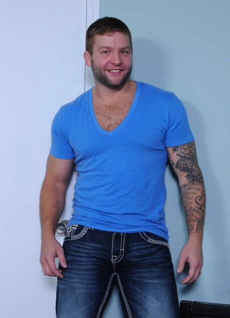 ホットなアメリカ人の成熟したクマのコルビー・ジャンセンと毛深いスタッドジャック・ラドリーはお互いを吸ったりファックしたりします