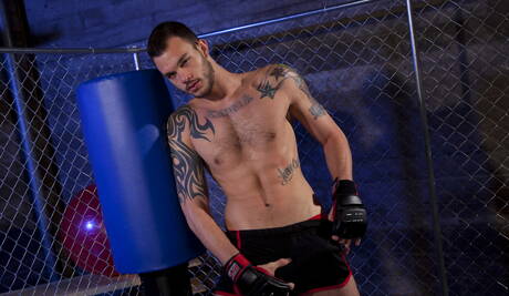 美國硬漢 Cliff Jensen 和帥哥 Ethan Cruz 在吸吮和拳交後操屁股