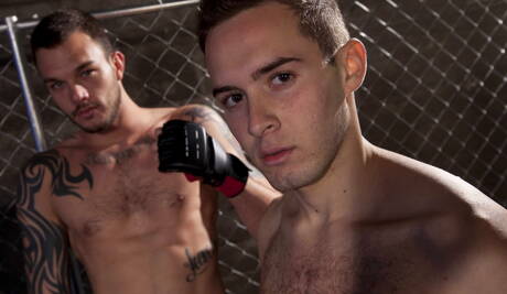 美國硬漢 Cliff Jensen 和帥哥 Ethan Cruz 在吸吮和拳交後操屁股