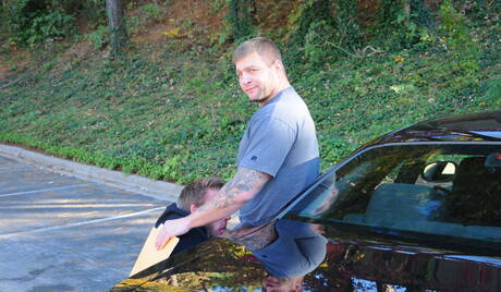 Os simpáticos amigos americanos Colby Jansen e o urso maduro Aaron Bruiser têm uma cena de casal quente ao ar livre