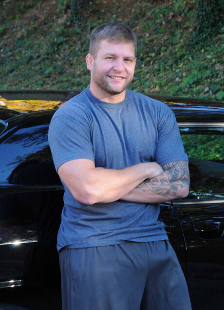 Die netten amerikanischen Freunde, der heiße Bär Colby Jansen und der reife Bär Aaron Bruiser, haben draußen eine heiße Paarszene