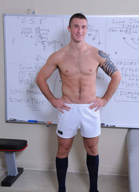 Mili amerykańscy faceci, siłacz Connor Kline i kudłaty niedźwiedź Colby Jansen ruchają się w tyłek po ssaniu kutasa