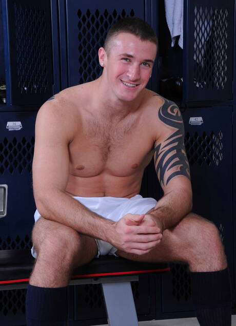 Mili amerykańscy faceci, siłacz Connor Kline i kudłaty niedźwiedź Colby Jansen ruchają się w tyłek po ssaniu kutasa