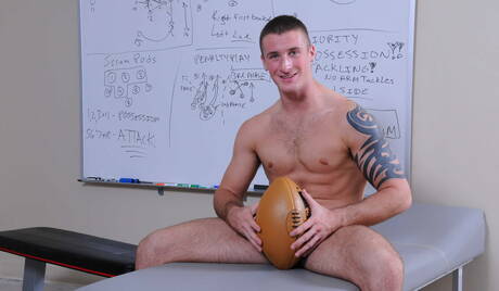 Mili amerykańscy faceci, siłacz Connor Kline i kudłaty niedźwiedź Colby Jansen ruchają się w tyłek po ssaniu kutasa