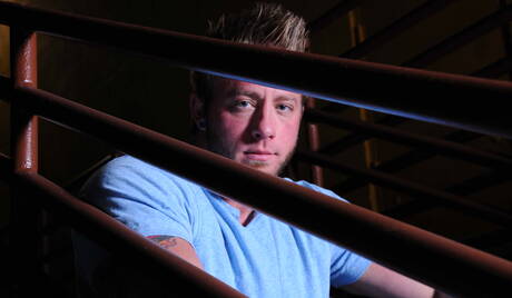 Der heiße amerikanische Kerl Topher Di Maggio und der reife Bär Aaron Bruiser lutschen und vögeln sich gegenseitig im Freien