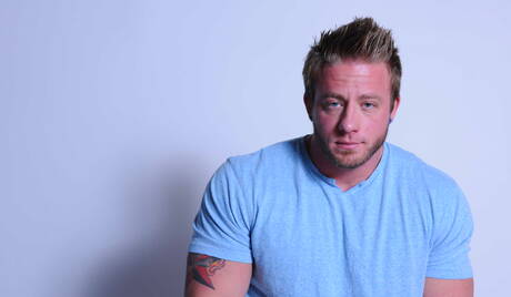 Der heiße amerikanische Kerl Topher Di Maggio und der reife Bär Aaron Bruiser lutschen und vögeln sich gegenseitig im Freien