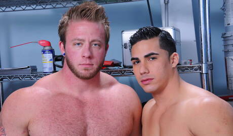 Der heiße amerikanische Kerl Topher Di Maggio und der reife Bär Aaron Bruiser lutschen und vögeln sich gegenseitig im Freien