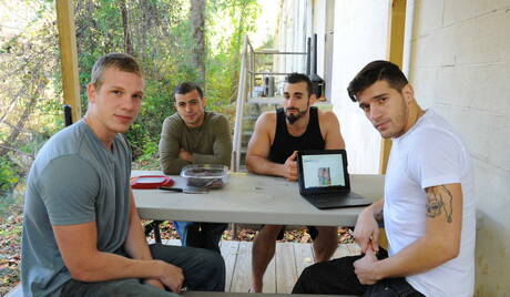 性感的美國男孩毛茸茸的熊 Jaxton Wheeler 和肌肉男 Johnny Rapid 在戶外吮吸後操弄屁股