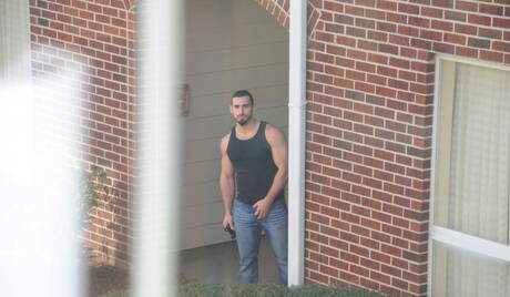 性感的美國男孩毛茸茸的熊 Jaxton Wheeler 和肌肉男 Johnny Rapid 在戶外吮吸後操弄屁股