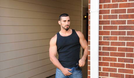 性感的美國男孩毛茸茸的熊 Jaxton Wheeler 和肌肉男 Johnny Rapid 在戶外吮吸後操弄屁股