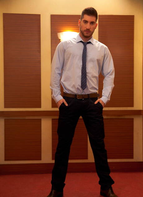 Men: 키프로스 출신 슈퍼스타 레오 도메니코와 라틴계 근육질 디에고 라우젠이 서로 빨고 섹스를 하고 있다.