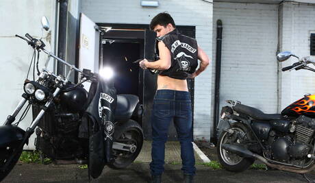 Gorący kanadyjski młodzieniec Jake Bass i angielski superogier Gabriel Cross mają gorącą scenę