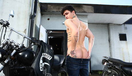 Gorący kanadyjski młodzieniec Jake Bass i angielski superogier Gabriel Cross mają gorącą scenę