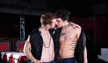 Gorący kanadyjski młodzieniec Jake Bass i angielski superogier Gabriel Cross mają gorącą scenę