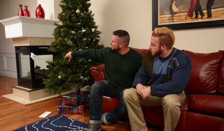 Die geilen Jungs Luke Adams, Aaron Bruiser und Charlie Harding bei einem heißen Dreier-Arschfick