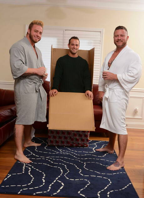 Die geilen Jungs Luke Adams, Aaron Bruiser und Charlie Harding bei einem heißen Dreier-Arschfick