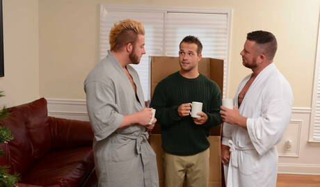 Die geilen Jungs Luke Adams, Aaron Bruiser und Charlie Harding bei einem heißen Dreier-Arschfick