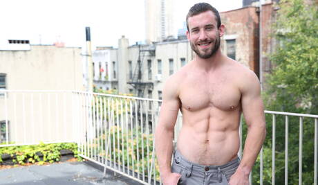 兩個美國男孩 Jarec Wentworth 和毛茸茸的帥哥 Mike Gaite 在戶外進行熱辣的屁股性交動作