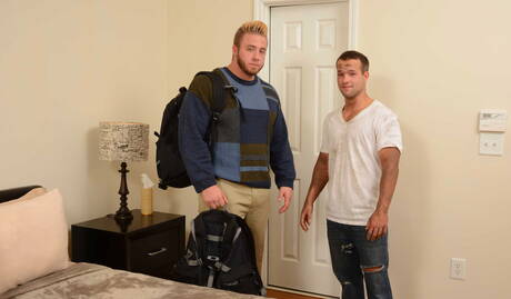 Der britische harte Kerl Luke Adams und der amerikanische reife Bär Aaron Bruiser ficken nach einem Blowjob im Badezimmer in den Arsch