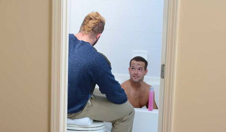 Der britische harte Kerl Luke Adams und der amerikanische reife Bär Aaron Bruiser ficken nach einem Blowjob im Badezimmer in den Arsch