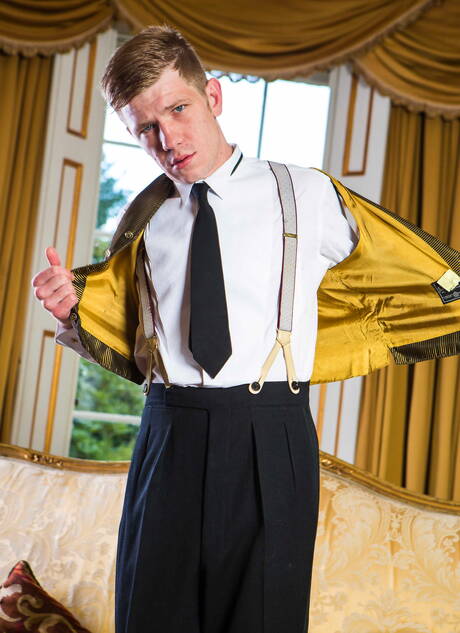 Engelse stoere Paul Walker en jonge gast Daniel Johnson maken buiten de liefde