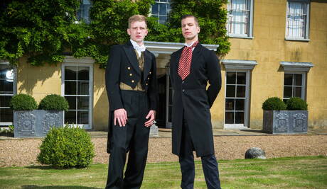 Engelse stoere Paul Walker en jonge gast Daniel Johnson maken buiten de liefde