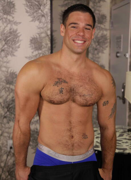 Der gut gebaute Latino Jimmy Durano und der harte Amerikaner Derek Atlas haben Analsex