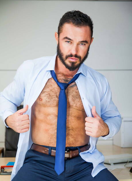 Die muskulöse Deutsche Jessy Ares und der spanische haarige Bär Dani Robles in heißer homosexueller Action